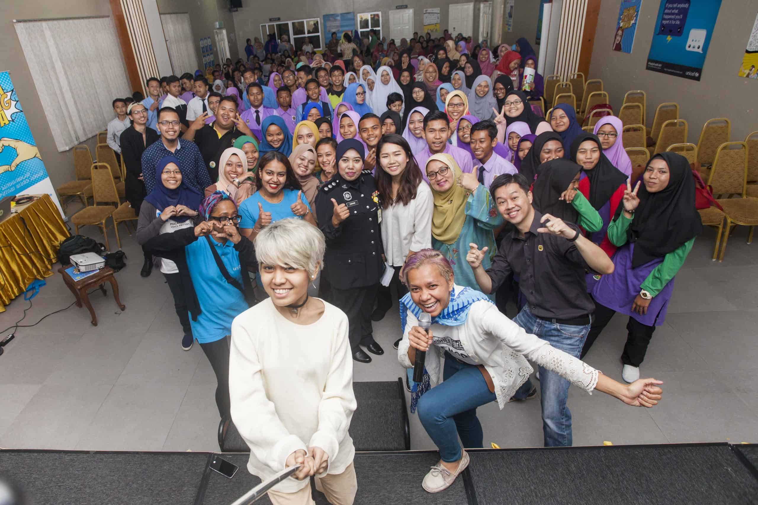 a group photo of students at the Saya Sayang Saya townhall in Terengganu..