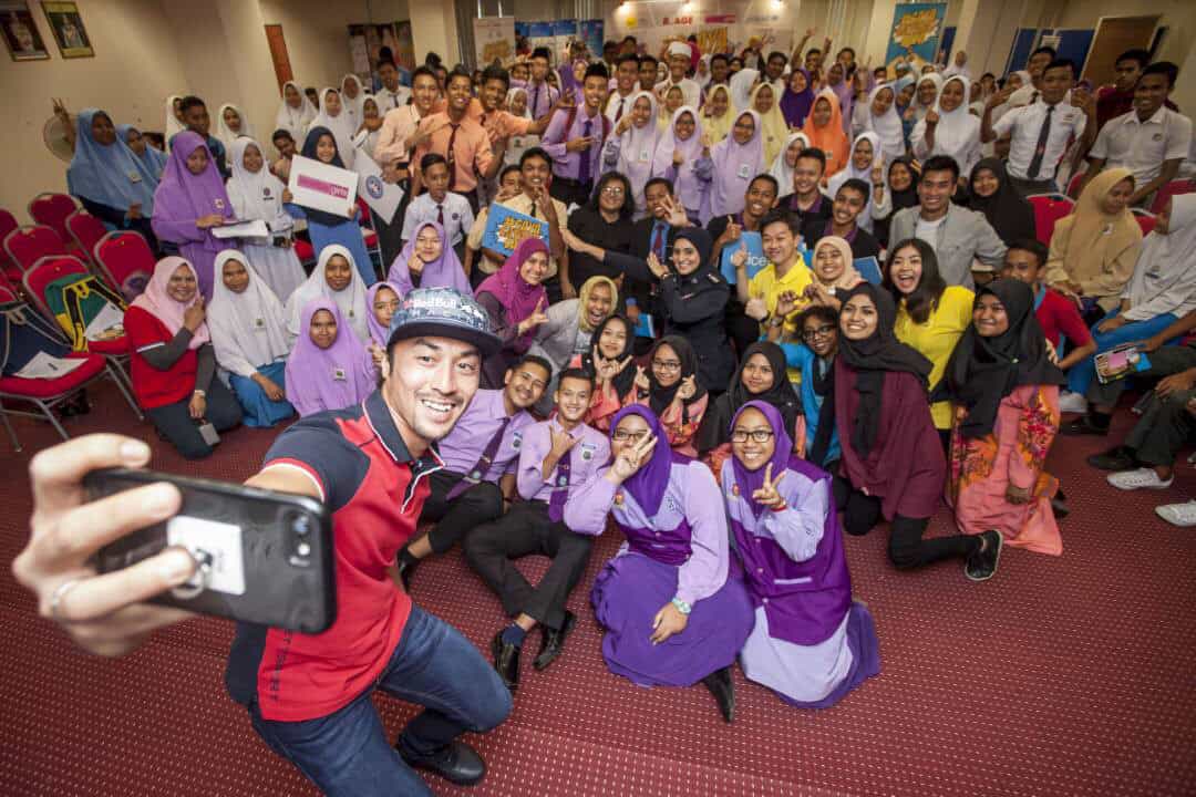 a group photo of students at the Saya Sayang Saya townhall in Kelantan.