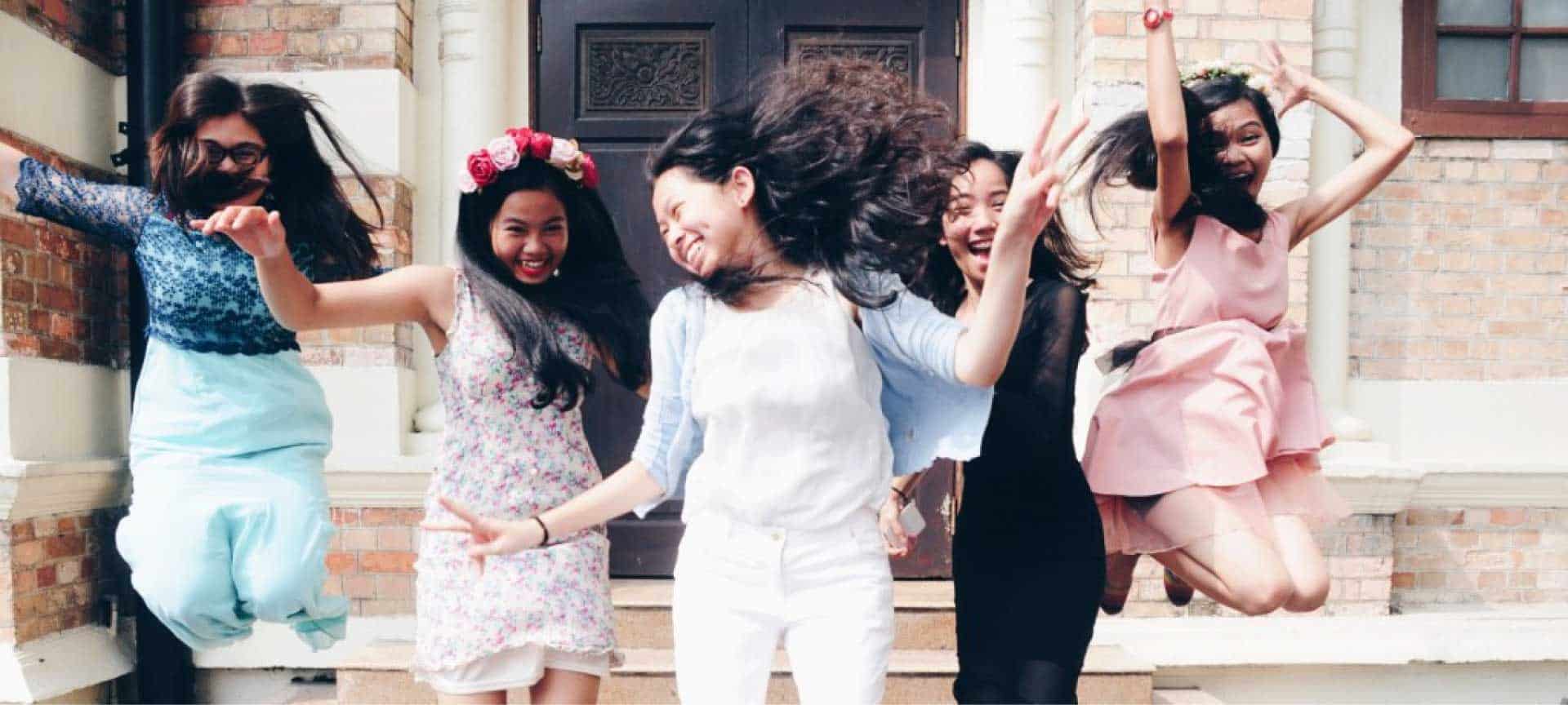 5 gadis muda melompat untuk girl power