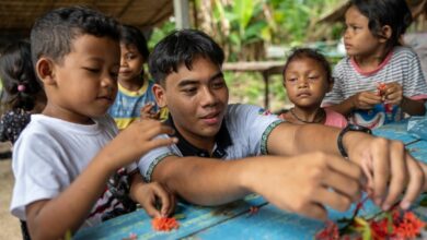 A youth in action with Orang Asli children.