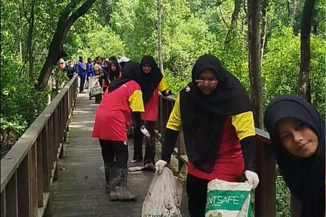 Young people recycling in a park.