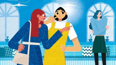 Ilustrasi tiga remaja perempuan dalam ruang berwarna biru. Seorang gadis berbisik ke telinga kawannya sambil menuding ke arah seorang gadis yang berdiri bersendirian di belakang. Gadis di tengah kelihatan serba salah, manakala gadis di belakang memeluk dirinya dan kelihatan sedih.